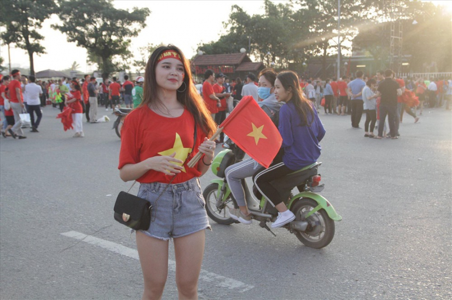 Thích mê bóng đá chẳng kém gì mày râu, cô gái diện áo cờ đỏ sao vàng giản dị nhưng vô cùng xinh đẹp.  