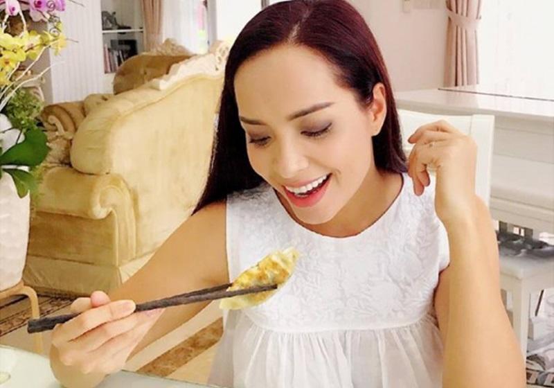 Khu vực bếp được Minh Khang xem là quan trọng nhất trong nhà. Vợ chồng anh thích ăn cơm nhà nên sắm tủ lạnh lớn, đầu tư đầy đủ dụng cụ làm bếp.    
