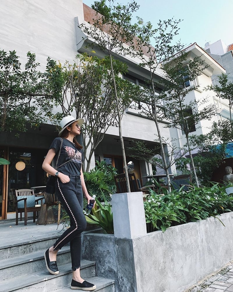 Thanh Hằng bắt cặp áo thun đen họa tiết với quần jeans gấu rách ton-sur-ton, chấm phá bằng đôi giày đế cói và mũ vành tròn trẻ trung, thời thượng.    