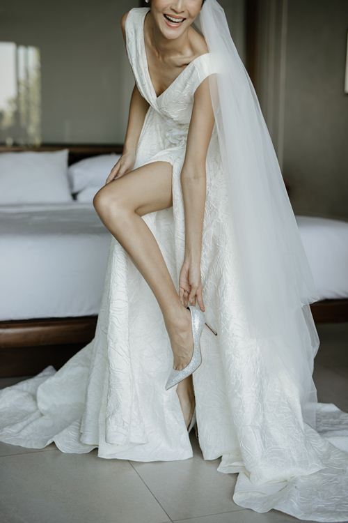 Farung Yuthithum sinh năm 1987, đăng quang Hoa hậu Hoàn vũ Thái Lan khi tròn 20 tuổi. Cùng năm, cô thi Miss Universe và lọt vào top 15 thí sinh xuất sắc nhất. Người đẹp sở hữu vẻ ngoài sắc sảo đặc trưng của các nhan sắc đến từ Thái Lan, chiều cao ấn tượng 1m79 cùng thân hình quyến rũ, cân đối.    
