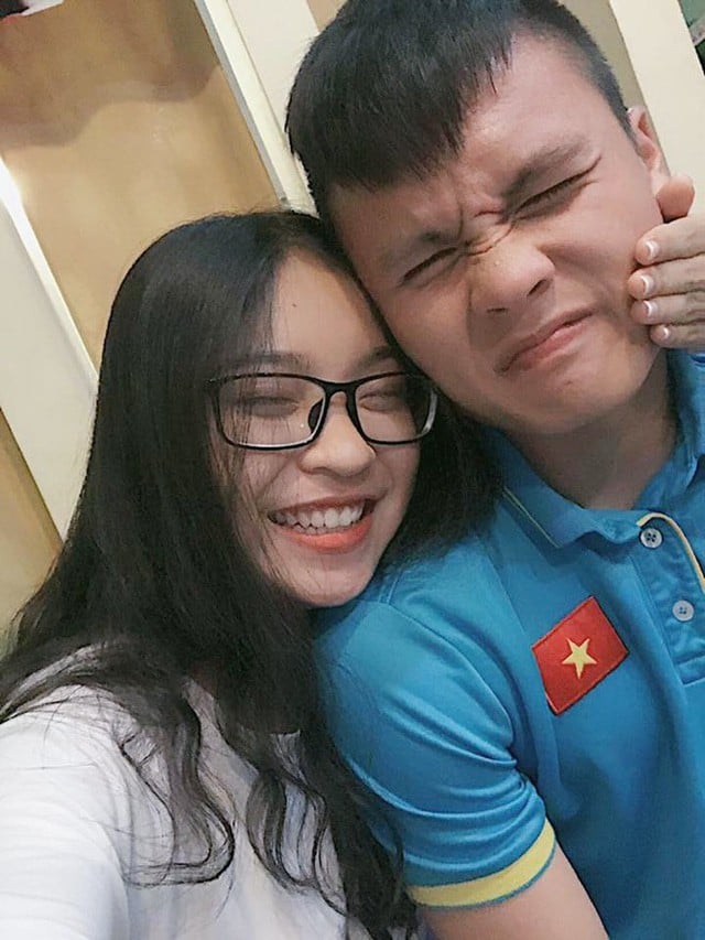 Không chỉ với áo phông mà những kiểu áo polo cũng khiến chàng tiền vệ này mê tít.    