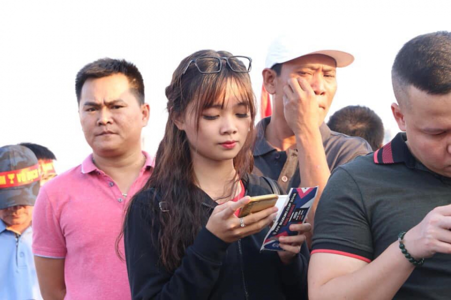 Thời tiết khá nắng nhưng nhiều CĐV xinh đẹp đã có mặt từ khá sớm để xếp hàng vào sân.  