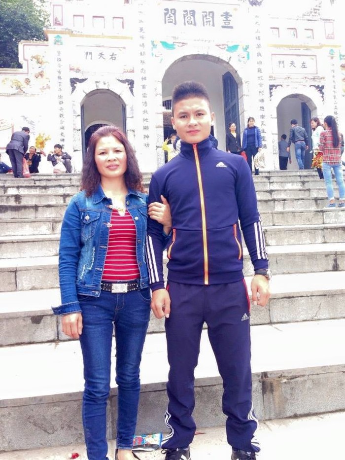 Ngay cả khi đi cùng mẹ, Quang Hải cũng diện một bộ đồ trông khá giản dị, đậm chất thể thao là áo khoác hoodie cùng quần jogger họa tiết kẻ sọc và sneaker.    