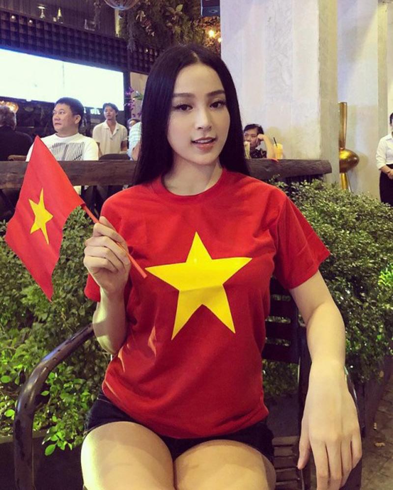 Bà mẹ đình đám mạng xã hội Huyền Baby lại trẻ trung và gợi cảm với mốt giấu quần.     