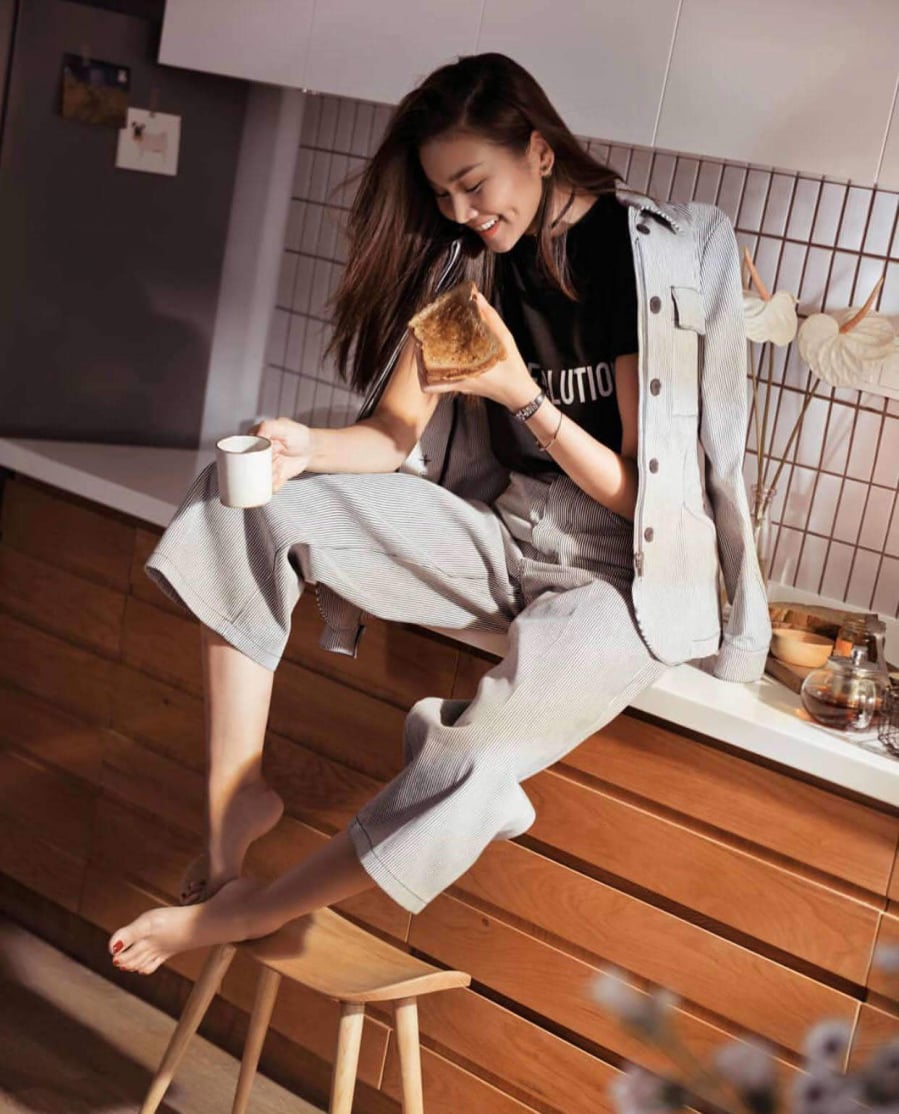 Là tín đồ của phong cách thời trang mạnh mẽ và năng động, Thanh Hằng luôn chọn cho mình những set đồ blazer với sắc màu trang nhã.    