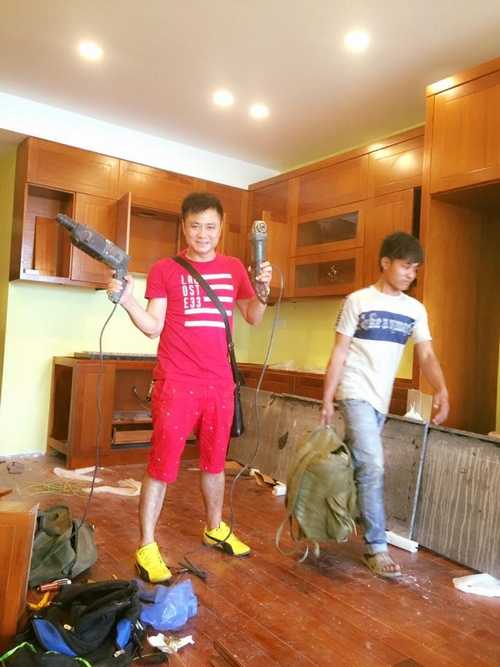 Tự Long đích thân hoàn thiện ngôi nhà cùng các công nhân.     