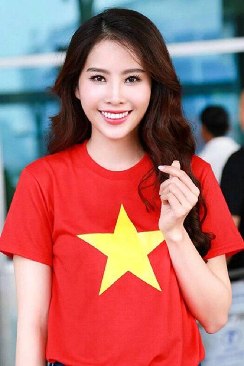 Nam Em quá xinh đẹp khi trang điểm kỹ càng, tóc xoã gợi cảm trong chiếc áo đầy giản dị.     