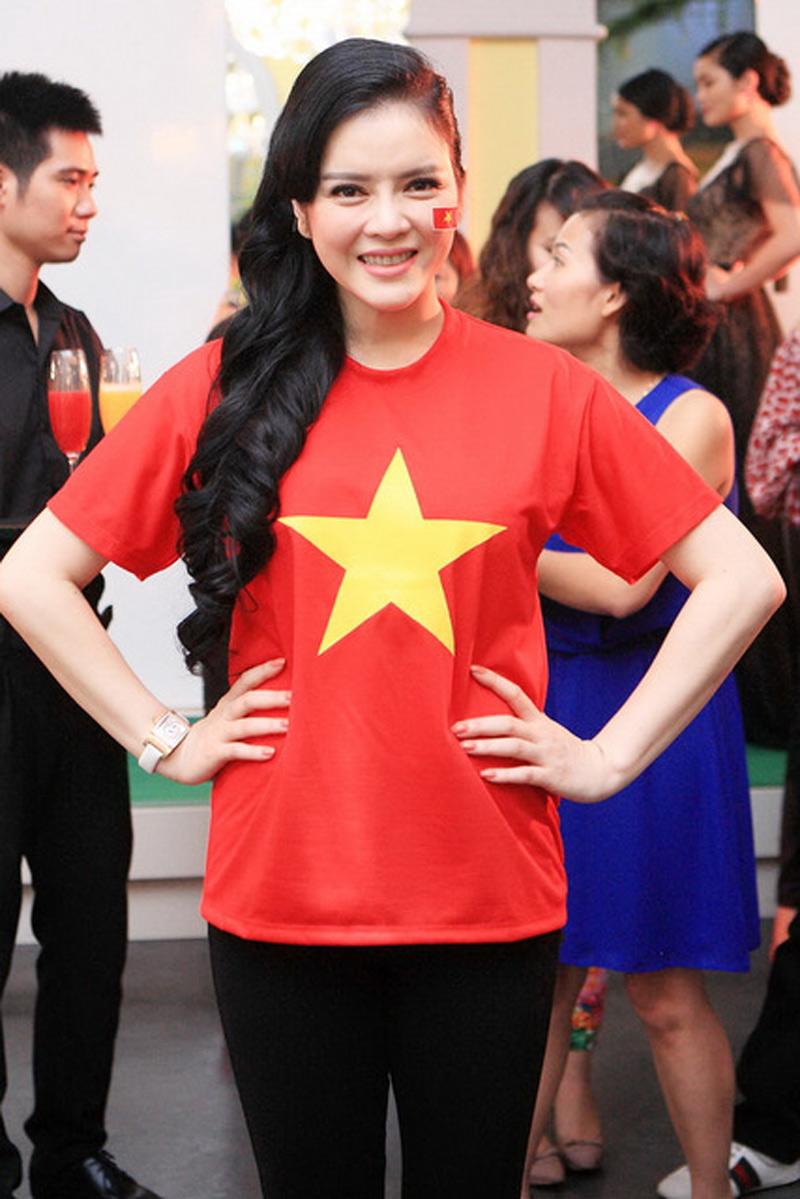 Lý Nhã Ky không cần hàng hiệu tiển tỷ vẫn toả sáng với chiếc áo cờ đỏ sao vàng này. Mỗi thiết kế được bán rất nhiều tại các cưa hàng quần áo ở chợ, với giá thường ngày dao động từ 30 đến 50K.     