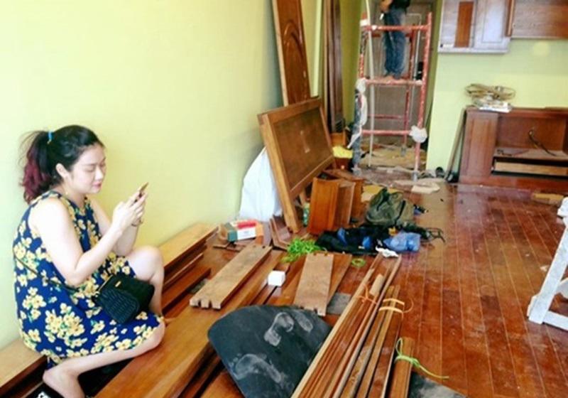 Bà xã Minh Nguyệt thời điểm đang mang bầu nhưng vẫn đến nhà mới cùng chồng.     