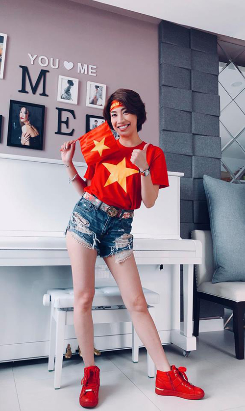 Ca sĩ Pha Lê khỏe khoắn với áo in hình cờ đỏ sao vàng    