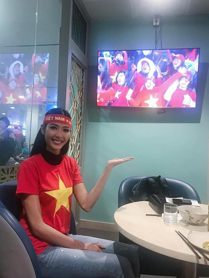 Hoàng Thuỳ trở nên tươi tắn và gần gũi hơn hẳn khi diện áo cờ đỏ sao vàng. Đây là item được sử dụng tỏng những dịp đặc biệt, mang tính thần đoàn kết dân tộc trong mọi lĩnh vực, nhất là bóng đá.     