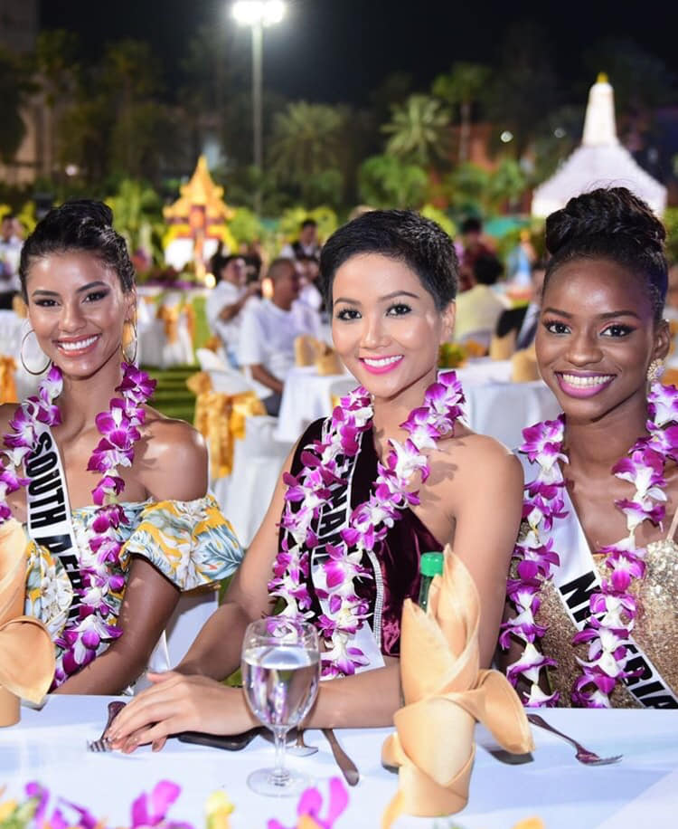 Mỗi kiểu trang phục diện lên người trong các hoạt động bên lề Miss Universe,  H'Hen Niê không chỉ chú ý tới tính thẩm mỹ mà còn quan tâm tới thông điệp mà bộ trang phục mang lại.  
