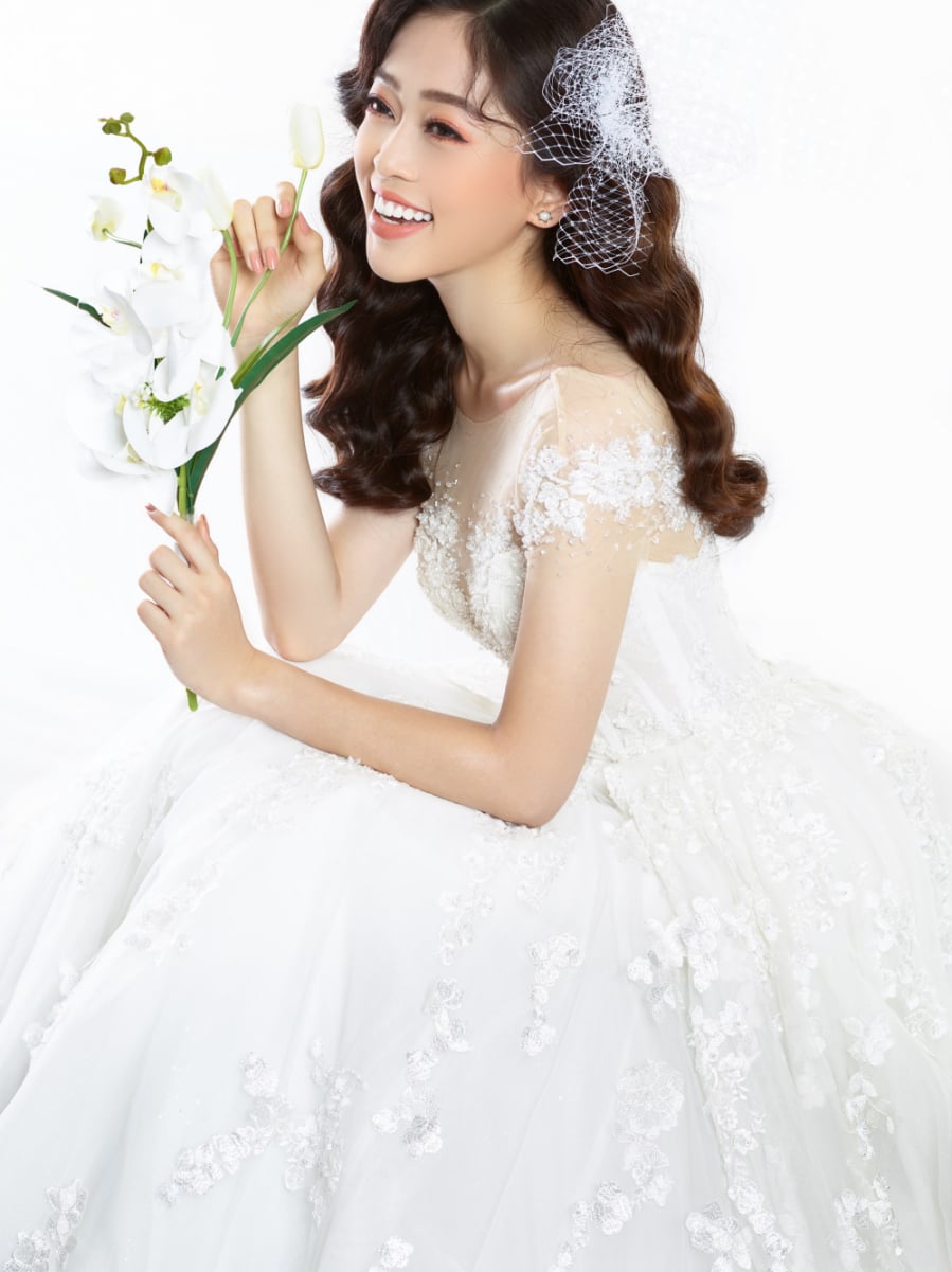 Á hậu Phương Nga rạng rỡ khi diện váy cưới.    
