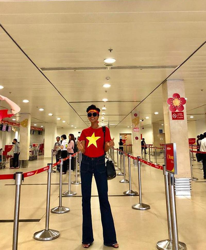 Hoa hậu H' Hen Niê giữ nguyên phong cách thời trang cá tính, với áo cờ đỏ sao vàng phối cùng quần ống rộng. Thiết kế với chất liệu jeans năng động đồng thời giúp kéo dài đôi chân của cô.     