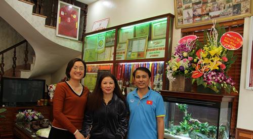 Mẹ Quang Hải đứng giữa, bố anh đứng ngoài cùng bên phải.   