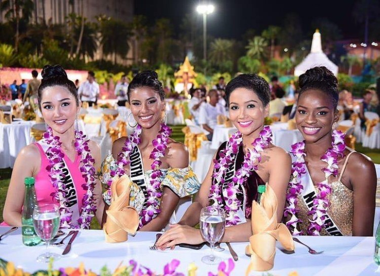 Khi chụp chung với đối thủ, H'Hen Niê luôn nổi bật và là tâm điểm chú ý của cư dân mạng.  