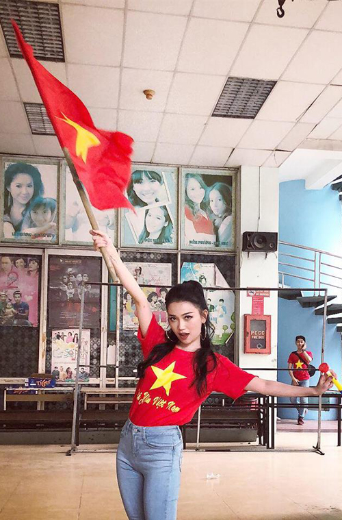 Hình ảnh khỏe khoắn của Sĩ Thanh khi xem những trận cầu nảy lửa của những người hùng U23 VN.    