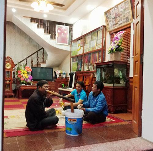 Không gian phòng khách ấm cúng nhà Quang Hải. Bố mẹ tiền vệ mang áo số 19 trải thảm, trải chiếu để tiếp bạn bè, khách khứa đến chơi.   