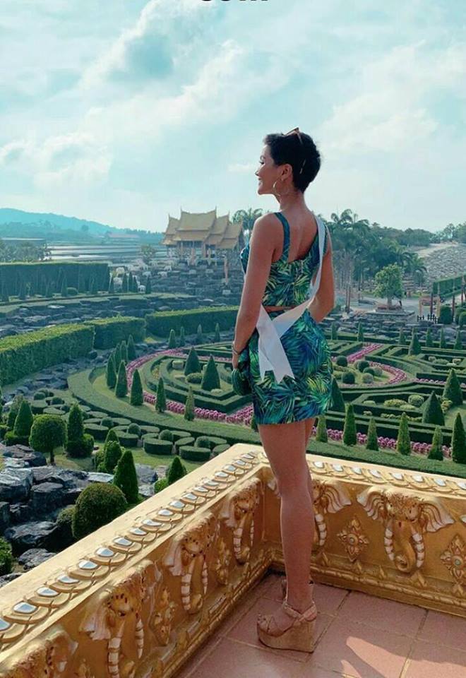 Giữa dàn mỹ nhân chưng diện váy đơn sắc hoặc họa tiết tông màu trầm, mỹ nhân Ê- Đê đơn giản là “đem cả mùa xuân”, đủ sức lấn áp dàn đối thủ.  