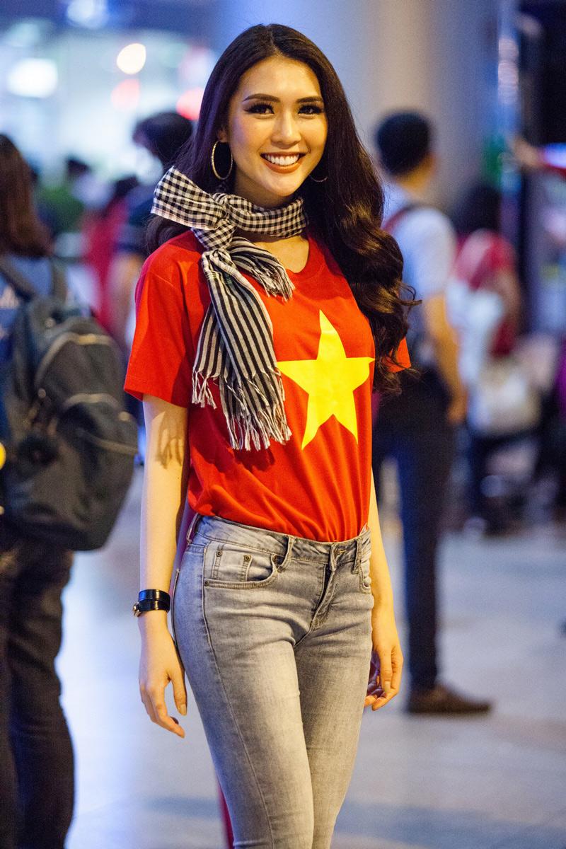Tường Linh là người sáng tạo nhất, khi biến chiếc áo huyền thoại trở nên sang chảnh và ngọt ngào hơn, bởi cách thắt khăn rằn thành một chiếc nơ ở cổ xinh xắn.     