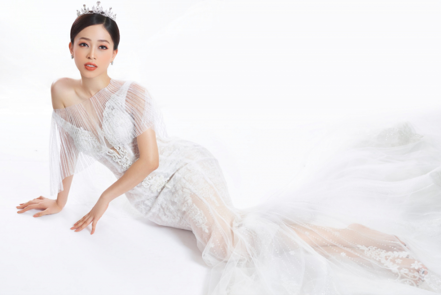 Áo choàng cape làm từ chất liệu liệu voan mỏng như một lớp sương, tạo độ phồng và rủ xuống với chiều dài vừa phải tăng thêm nét duyên dáng, tô điểm thêm cho vẻ mỏng manh, e ấp, vừa giúp cô dâu kín đáo che bớt phần ngực xẻ sâu khi cần nhưng cũng có thể tháo rời ra để lộ phần váy cưới bên trong tuyệt đẹp.    