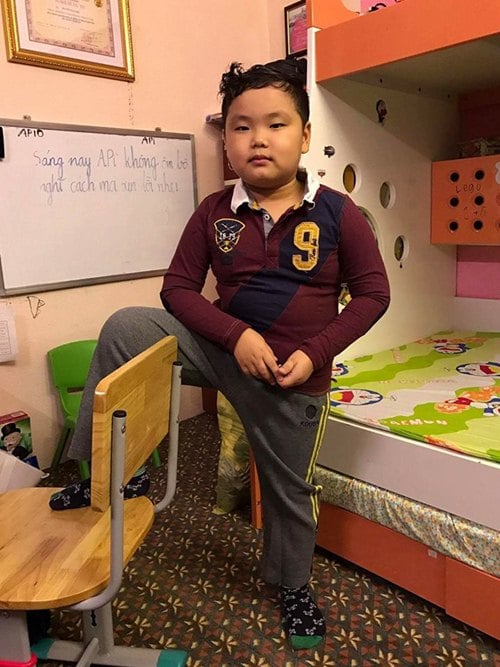 Trong phòng hai anh em có một chiếc giường hai tầng khá rộng rãi và ngộ nghĩnh.    