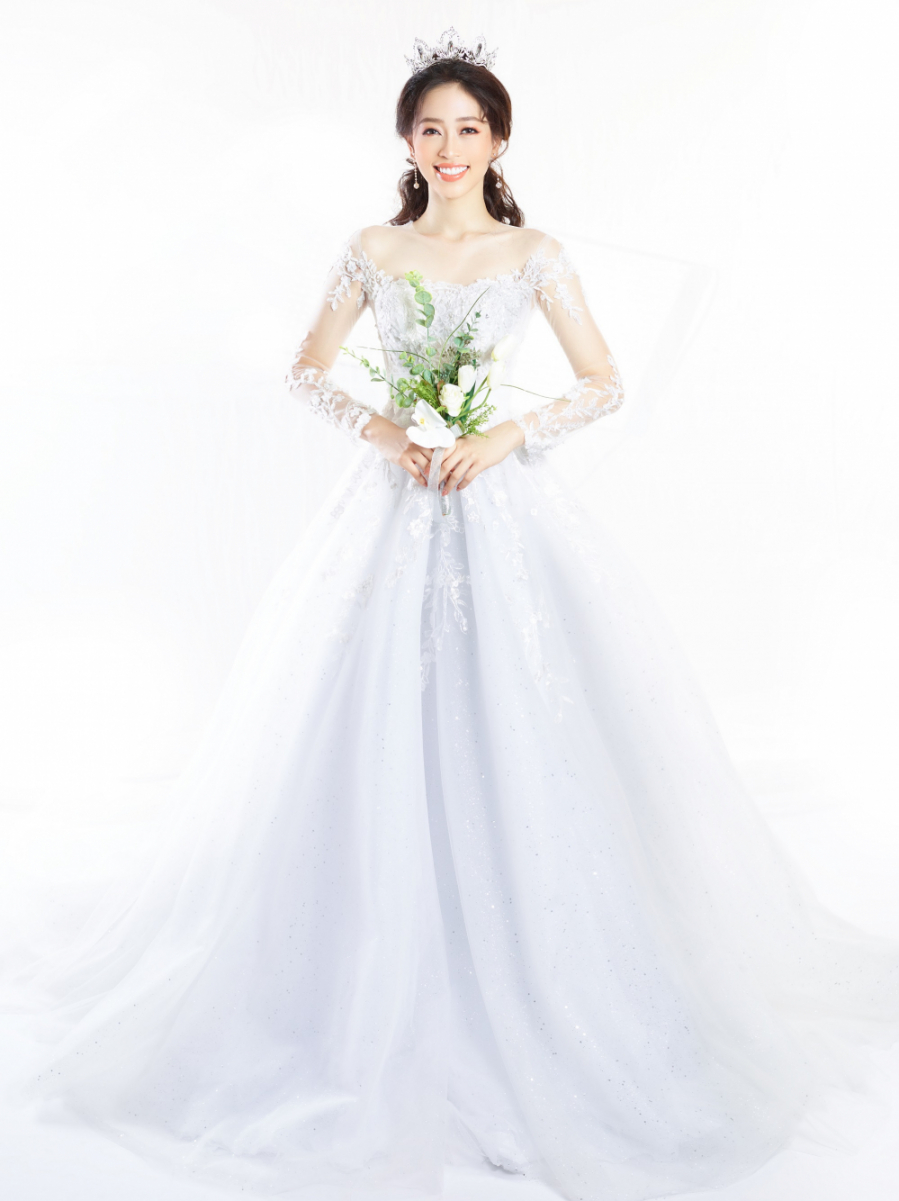 Chiếc váy cưới với phần tay dài kín đáo mà vẫn đủ sự gợi cảm là gợi ý cho các cô nàng ưa sự dịu dàng, thanh lịch và trang nhã “thực sự”. 