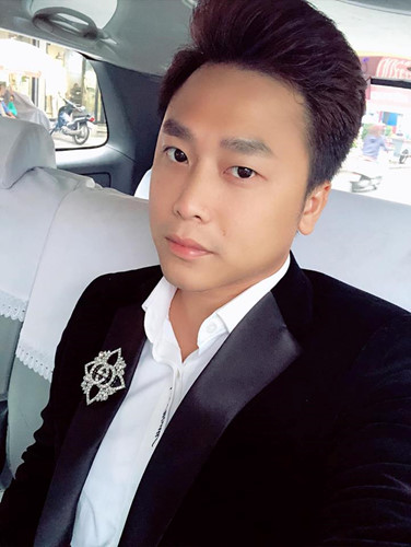 Anh chàng thường xuyên diện vest sang trọng.  