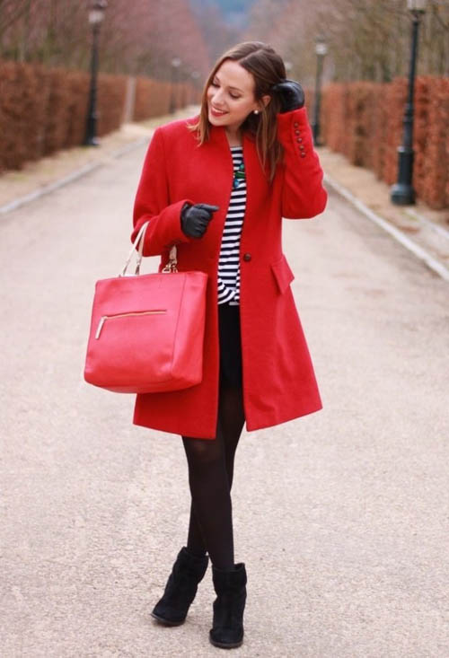 Bộ ba gồm chân váy mini đen, ankle boots và áo khoác dạ tông đỏ sẽ mang lại cái nhìn nổi bật nhưng vẫn ấm áp cho ngày đông lạnh. Sao lại không thể diện váy mini ngày lạnh nhỉ? Với sự hỗ trợ của quần tất hay legging là bạn đã có thể tự tin khoe chân thon cùng style váy ngắn trong ngày lạnh rồi đó.    
