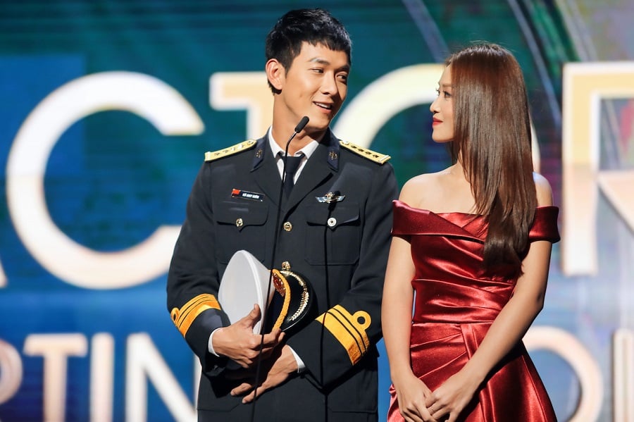 Được biết, trong phần Grand Dinner (Biểu diễn nghệ thuật và trao giải) diễn ra vào tối 8/12, Song Luân sẽ trình diễn ca khúc “Bên em là anh” – nhạc chủ đề (OST) của bộ phim “Hậu duệ mặt trời” bản Việt Nam.  