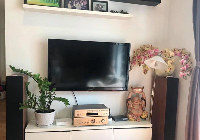 Phòng khách được thiết kế tối giản, tiết kiệm diện tích với những kệ tủ gắn lên tường.     