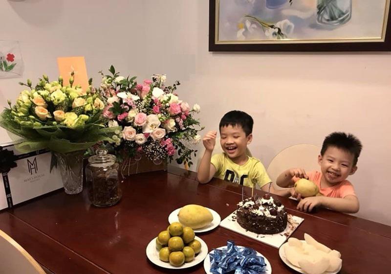 1 chiếc bàn dài được đặt giữa phòng khách và nhà bếp, đây là bàn ăn và cũng là nơi để các con cô vui chơi.    