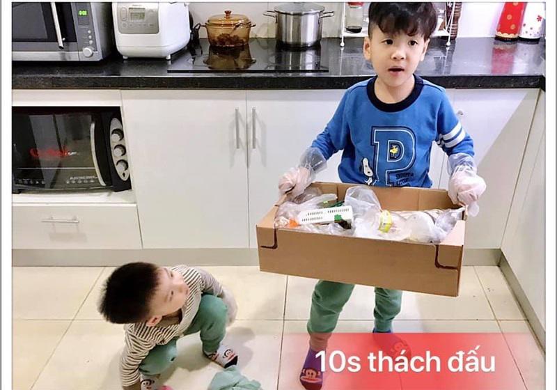 Căn bếp hiện đại là điểm nhấn của căn hộ này. Bởi lẽ 1 người mẹ đảm như Đan Lê việc nấu ăn là điều không thể thiếu.    