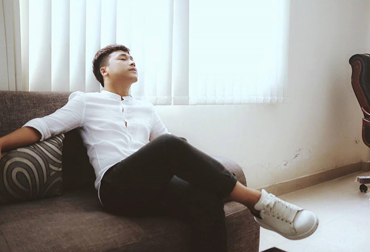 Còn style thường ngày, Minh Hải luôn trung thành với những items giản dị, điểm nhấn là phụ kiện hàng hiệu đắt đỏ chẳng thua kém bạn gái.  