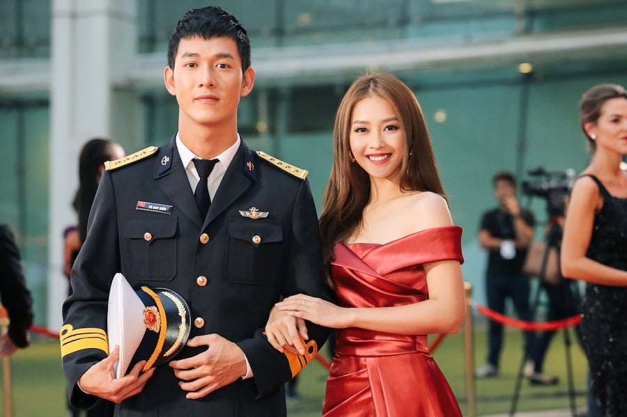 Cặp đôi tình tứ khoác tay nhau thu hút sự chú ý của nhiều phóng viên.  