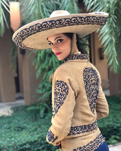 Trước khi tham dự Miss World 2018, cô là một người mẫu sáng giá và từng tham gia nhiều cuộc thi nhan sắc.  