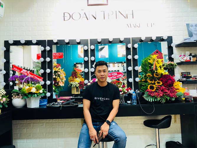 Thường ngày, anh cũng diện áo thun với quần jean giản dị.  