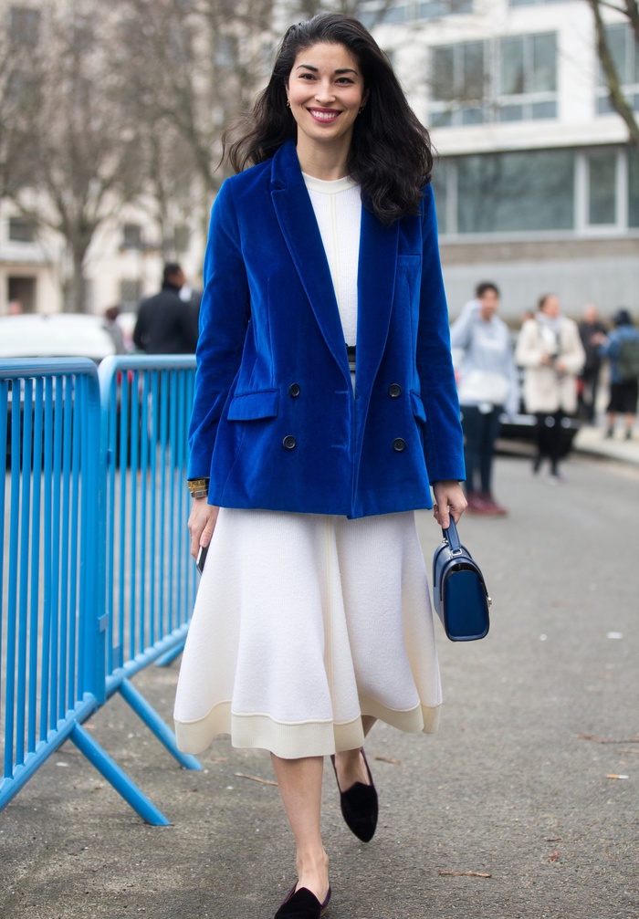 Blazer xanh là một trong những item các nàng không thể bỏ qua. Bạn sẽ trở thành cô nàng nữ tính và trẻ trung khi phối cùng áo thun, chân váy xòe, túi xách và giày loafer sành điệu.    