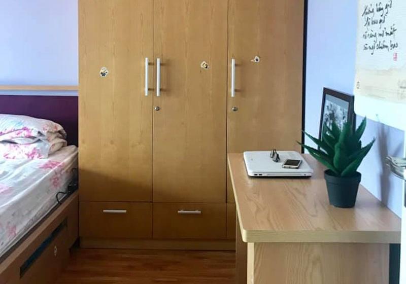 Trong phòng ngủ của 2 vợ chồng, chiếc tủ quần áo to được đặt ở giữa. Bên cạnh là bàn làm việc.    