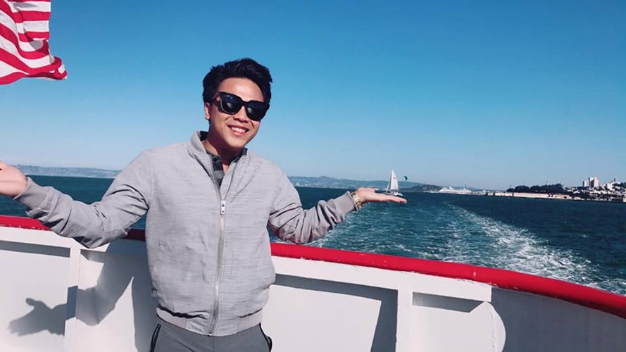 Đi du lịch, anh mặc khá đơn giản nhưng luôn có điểm nhấn là kính mắt và đồng hồ hàng hiệu.  