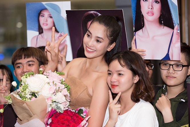 Fan hâm mộ đã có mặt rất sớm từ sân bay để chờ đón sự xuất hiện của nàng hậu.  