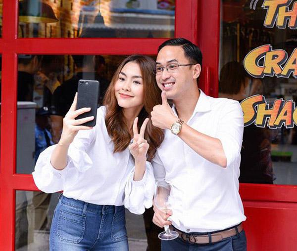 Tại những sự kiện quan trọng phải xuất hiện cùng nhau, cả hai khéo léo chọn cùng một phong cách như sơ mi trắng và quần jeans.     