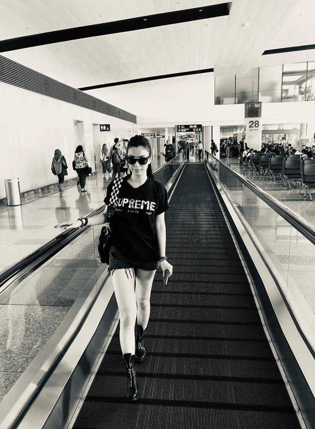 Điệp Dove cá tính, nổi loạn chẳng kém cạnh ai trong street style hot mom tuần này. Cùng với mốt giấu quần, đôi boots da hầm hố chính là món phụ kiện ấn tượng nhất set đồ của cô.    