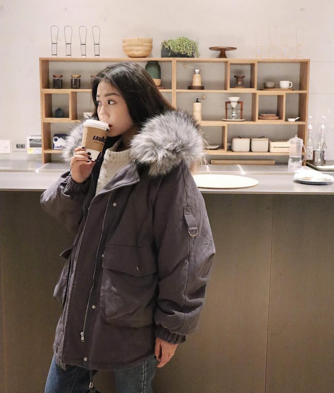 Ngày gió mùa lạnh giá, Trang Lou phải nhờ cậy đến chiếc áo parka lông vũ để giữ ấm. Diện cùng quần jeans đơn giản, Trang Lou mẹ 1 con rồi mà cứ như teen girl vậy.    