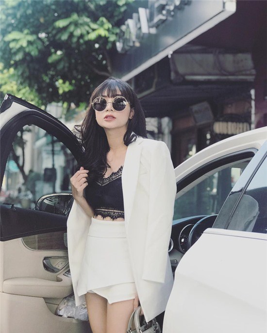 Diện suit cách điệu, Jang Hy khoe khéo vòng eo thon với thiết kế bra crop top gợi cảm.    
