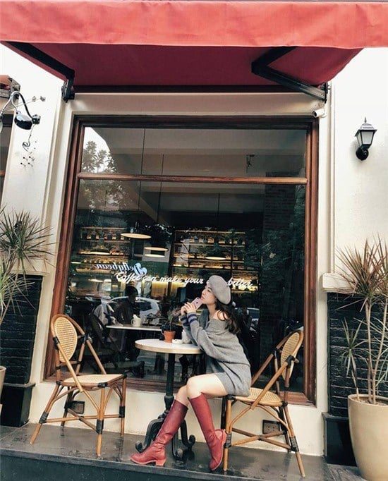 Sang chảnh như một quý cô đài các, Mai Ly gợi ý một set đồ siêu xinh với váy len lệch vai cùng đôi boots da màu nổi.    