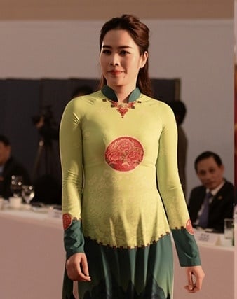 Nam Em lộ vóc dáng kém thon thả trong tà áo dài. 
