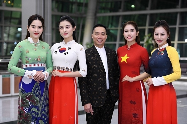 Nam Em lộ gương mặt mũm mĩm, cùng vòng eo kém thon gọn khi đứng cạnh những người đẹp khác.  