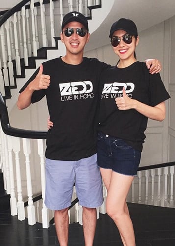 Nữ diễn viên và ông xã diện áo đôi và mũ đôi.