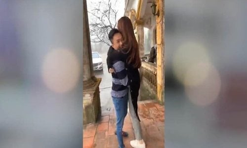 Mới đây nhất trong chuyến về thăm quê nhà bạn gái tại Lạng Sơn, Cường Đô La đã lộ rõ khuyết điểm thấp hơn Đàm Thu Trang hẳn 1 cái đầu.